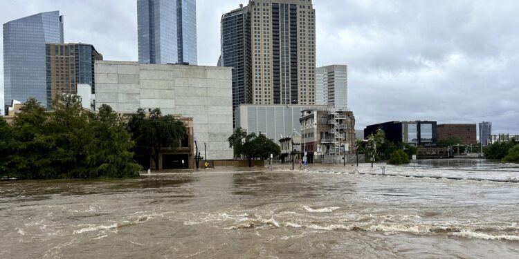 Houston (United States), 08/07/2024.- A view of the tributary the Buffalo Bayou flooded by heavy rain from Hurricane Beryl in Houston, Texas, USA, 08 July 2024. The storm, which already caused widespread damage last week in the Caribbean, was downgraded to a tropical storm as it passed over the Gulf of Mexico before regaining strength into a hurricane. (tormenta, Búfalo) EFE/EPA/CARLOS RAMIREZ