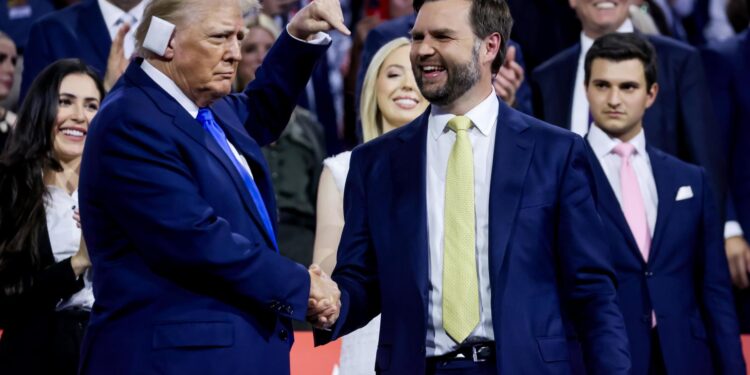 Milwaukee (United States), 16/07/2024.- Republican presidential nominee and former President Donald J. Trump (L) and Republican vice presidential nominee Senator JD Vance of Ohio (R) attend the second day of the Republican National Convention (RNC) at Fiserv Forum in Milwaukee, Wisconsin, USA, 16 July 2024. The convention comes days after a 20-year-old Pennsylvania man attempted to assassinate former President and current Republican presidential nominee Donald Trump. The 2024 Republican National Convention is being held 15 to 18 July 2024 in which delegates of the United States'Äô Republican Party select the party's nominees for president and vice president in the 2024 United States presidential election. (Estados Unidos) EFE/EPA/JUSTIN LANE