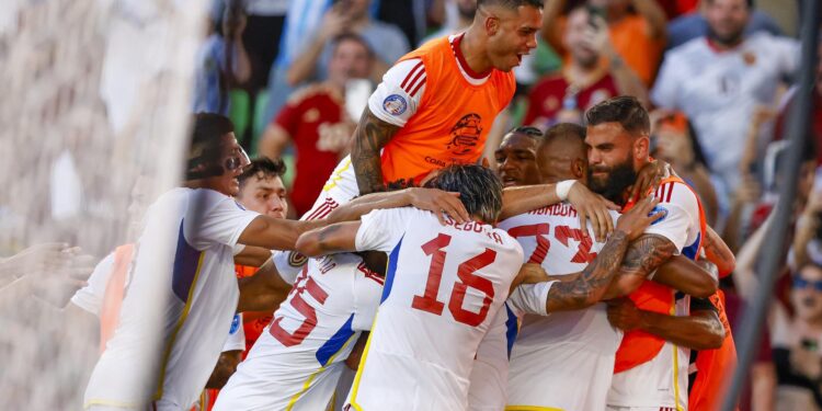 Austin (United States), 01/07/2024.- Venezuela reacts after Venezuela forward Jose Salomon Rondon (C) scores a goal against Jamaica during the second half of the CONMEBOL Copa America 2024 group B match between Jamaica and Venezuela in Austin, Texas, USA, 30 June 2024. EFE/EPA/ADAM DAVIS