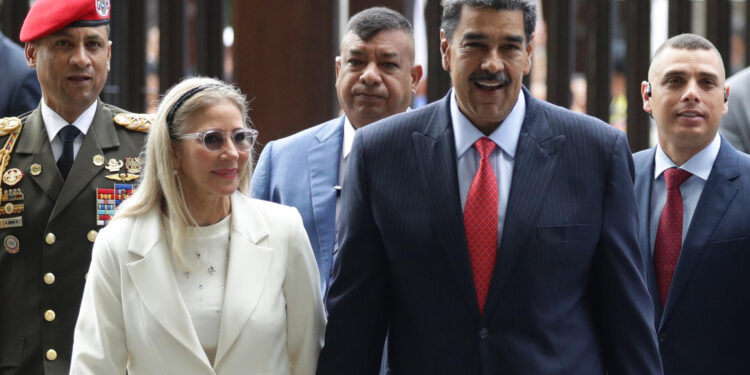 AME6810. CARACAS (VENEZUELA), 31/07/2024.- El presidente de Venezuela, Nicolás Maduro (d), y la primera dama Cilia Flores llegan al Tribunal Supremo de Justicia (TSJ) este miércoles, en Caracas (Venezuela). EFE/ Ronald Peña R.