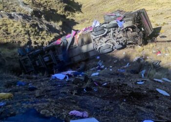 EDITORS NOTE: Graphic content / This picture released by the Peruvian National Police shows a bus that plunged down a ravine on a remote site in the Andes, Peru, on July 16, 2024. - A bus plummeted into a ravine in southern Peru, killing at least 21 people and wounding another 20, police said Tuesday. The bus with more than 40 occupants was headed for the Andean region of Ayacucho from Lima when it veered off a cliff about 200 meters (656 feet) high in the early morning hours, highway safety division director Jhonny Valderrama said on RPP radio. (Photo by Handout / Peruvian National Police / AFP) / RESTRICTED TO EDITORIAL USE - MANDATORY CREDIT "AFP PHOTO / PERUVIAN NATIONAL POLICE" - NO MARKETING NO ADVERTISING CAMPAIGNS - DISTRIBUTED AS A SERVICE TO CLIENTS