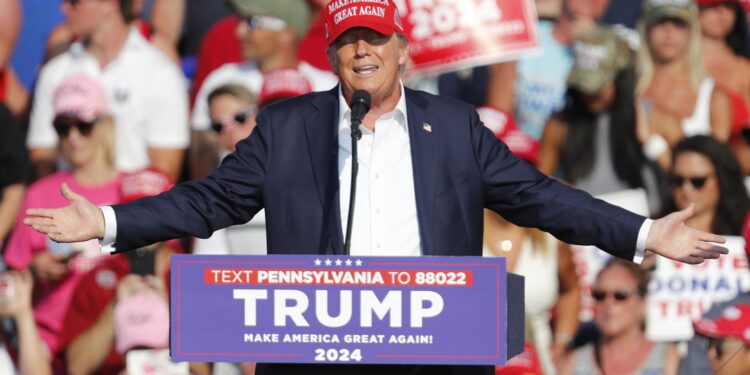 Butler (United States), 13/07/2024.- Former US President Donald Trump speaking to the crowd shortly before being shot at during a campaign rally at the Butler Farm Show Inc. in Butler, Pennsylvania, USA, 13 July 2024. Trump was rushed off stage by secret service after a shooting during a campaign rally in Pennsylvania. Former US President Donald Trump stated on social media that a bullet pierced the upper part of his right ear and that a person attending the rally was killed, another was injured and that the alleged shooter was dead. EFE/EPA/DAVID MAXWELL