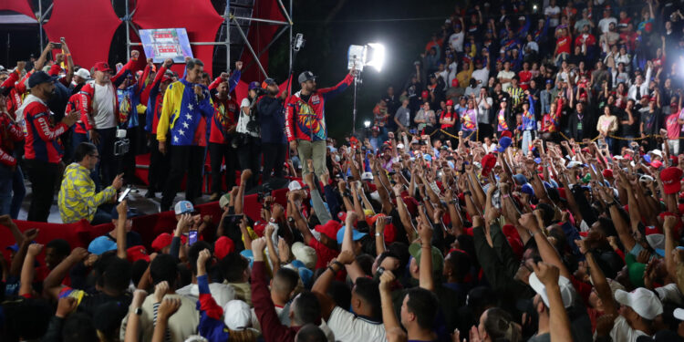 AME6098. CARACAS (VENEZUELA), 29/07/2024.- El presidente de Venezuela, Nicolás Maduro, pronuncia un discurso tras conocer los resultados de las elecciones presidenciales este lunes, en Caracas (Venezuela). Maduro, en el poder desde 2013, pidió este domingo "respeto a la voluntad popular" tras ser proclamado como mandatario reelecto, luego de unos comicios en los que compitió contra nueve contendientes, entre ellos el abanderado de la oposición mayoritaria, Edmundo González Urrutia. EFE/ Ronald Peña R.