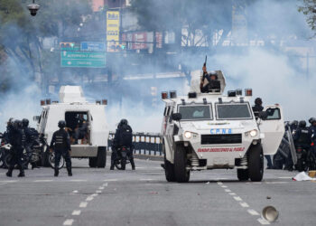 AME6374. CARACAS (VENEZUELA), 29/07/2024.- Integrantes de la Policía Nacional Bolivariana (PNB) enfrentan a manifestantes opositores este lunes, durante una protesta contra de los resultados de las elecciones presidenciales, en Caracas (Venezuela). EFE/ Ronald Peña R.