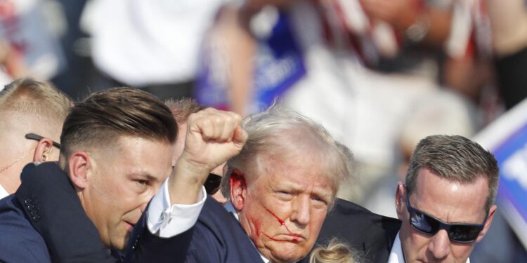 Butler (United States), 13/07/2024.- Former US President Donald Trump is rushed off stage by secret service after an incident during a campaign rally at the Butler Farm Show Inc. in Butler, Pennsylvania, USA, 13 July 2024. EFE/EPA/DAVID MAXWELL