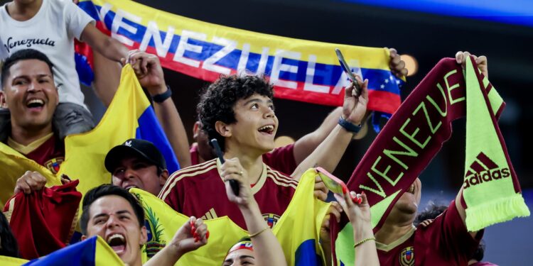 Arlington (United States), 05/07/2024.- Venezuela soccer fans cheer before the CONMEBOL Copa America 2024 Quarter-finals match between Venezuela and Canada, in Arlington, Texas, USA, 05 July 2024. EFE/EPA/KEVIN JAIRAJ