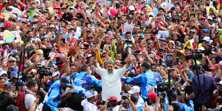 AME4532. YARACUY (VENEZUELA), 24/07/2024.- Fotografía cedida por el Palacio de Miraflores del presidente de Venezuela, Nicolás Maduro (c), saludando durante un acto de campaña este miércoles, en el estado Yaracuy (Venezuela). Maduro aseguró que su victoria en las elecciones del domingo, en las que buscará un tercer sexenio consecutivo, asombrará al mundo entero, pues se tratará, según su óptica, de un triunfo "contundente". EFE/ Palacio de Miraflores /SOLO USO EDITORIAL/ SOLO DISPONIBLE PARA ILUSTRAR LA NOTICIA QUE ACOMPAÑA (CRÉDITO OBLIGATORIO)