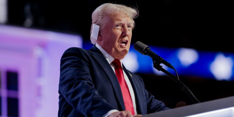 Milwaukee (United States), 18/07/2024.- Republican presidential nominee Donald Trump speaks on the fourth day of the Republican National Convention (RNC) at Fiserv Forum in Milwaukee, Wisconsin, USA, 18 July 2024. The convention comes days after a 20-year-old Pennsylvania man attempted to assassinate former president and current Republican presidential nominee Donald Trump. The 2024 Republican National Convention is being held from 15 to 18 July, in which delegates of the United States' Republican Party select the party's nominees for president and vice president in the 2024 United States presidential election. (Estados Unidos) EFE/EPA/ALLISON DINNER