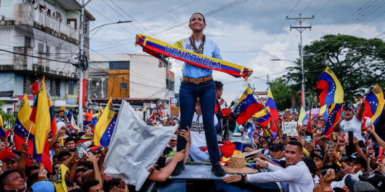 AMDEP3791. GUANANE (VENEZUELA), 17/07/2024.- La líder opositora venezolana, María Corina Machado (c), participa de un recorrido político en Guanare, estado Portuguesa (Venezuela). Venezuela realizará elecciones presidenciales el 28 de julio de 2024. EFE/ Miguel Gutiérrez