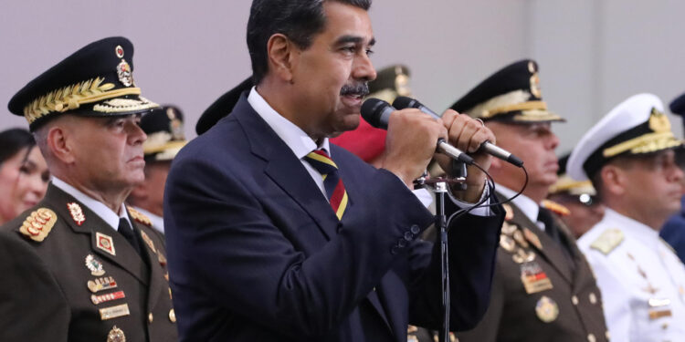 AME9125. CARACAS (VENEZUELA), 03/07/2024.- Fotografía cedida por Prensa Miraflores del presidente de Venezuela, Nicolás Maduro, durante un acto de gobierno con militares, en Caracas (Venezuela). El presidente de Venezuela, Nicolás Maduro, acusó este miércoles a miembros del sector mayoritario de la oposición -sin mencionar nombres- de un "intento de sabotaje" del servicio eléctrico de la región insular Nueva Esparta, en el noreste del país. EFE/ Prensa Miraflores / SOLO USO EDITORIAL/ SOLO DISPONIBLE PARA ILUSTRAR LA NOTICIA QUE ACOMPAÑA (CRÉDITO OBLIGATORIO)