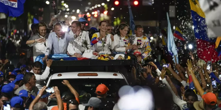 El candidato presidencial de Venezuela Edmundo González, al centro a la izquierda, y la líder opositora María Corina Machado, al centro a la derecha, saludan a simpatizantes durante un mitin de campaña en Maracaibo, Venezuela, el martes 23 de julio de 2024. La elección presidencial está programada para el 28 de julio. (Matias Delacroix / Associated Press)