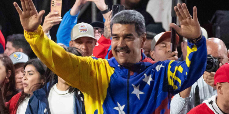 -FOTODELDIA- CARACAS (VENEZUELA), 29/07/2024.- El presidente de Venezuela, Nicolás Maduro, celebra tras conocer los resultados de las elecciones presidenciales este lunes, en Caracas (Venezuela). Maduro, en el poder desde 2013, pidió este domingo "respeto a la voluntad popular" tras ser proclamado como mandatario reelecto, luego de unos comicios en los que compitió contra nueve contendientes, entre ellos el abanderado de la oposición mayoritaria, Edmundo González Urrutia. EFE/ Ronald Peña R.