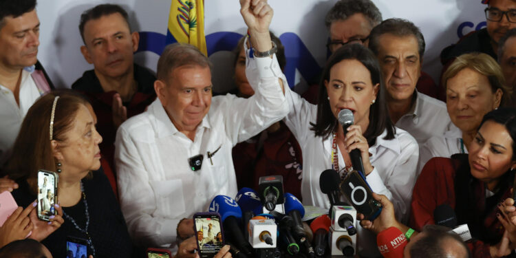 AME6103. CARACAS (VENEZUELA), 29/07/2024.- El candidato a la presidencia de Venezuela, Edmudo González Urrutia (c-i), y la líder opositora venezolana, María Corina Machado (c-d), dan declaraciones tras conocer los resultados de las elecciones presidenciales este lunes, en Caracas (Venezuela). Machado dijo que el "nuevo presidente electo" de Venezuela es el exembajador Edmundo González Urrutia, pese a que el Consejo Nacional Electoral (CNE) anunció previamente la victoria del candidato oficialista, Nicolás Maduro, en los comicios celebrados este 28 de julio. EFE/ Henry Chirinos