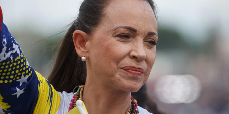 AMDEP3804. GUANANE (VENEZUELA), 17/07/2024.- La líder opositora venezolana María Corina Machado, participa este miércoles de un recorrido político en Guanare, estado Portuguesa (Venezuela). Machado afirmó este miércoles que hay un movimiento social de todas las edades y en todos las regiones del país por la "liberación", pero también por la redención, porque -dijo- los venezolanos deben sanar las heridas y reencontrarse. EFE/ Miguel Gutiérrez