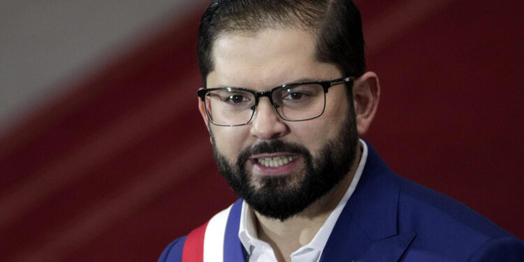 AME1008. BOGOTÁ (COLOMBIA), 25/07/2024.- Fotografía de archivo que muestra al presidente de Chile, Gabriel Boric, durante la presentación de su tercera cuenta pública en el Congreso Nacional, el 1 de junio de 2024, en Valparaíso (Chile). Boric mostró este jueves su respaldo a su homólogo brasileño, Luiz Inácio Lula da Silva, y dijo que es inconcebible que el mandatario venezolano, Nicolás Maduro, amenace con "baños de sangre" si no gana las elecciones del próximo domingo. EFE/ Elvis González ARCHIVO