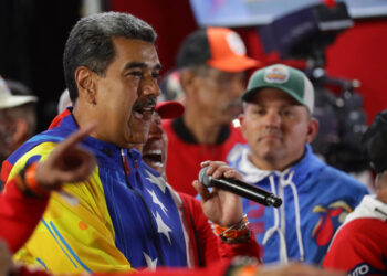 AME6100. CARACAS (VENEZUELA), 29/07/2024.- El presidente de Venezuela, Nicolás Maduro, pronuncia un discurso tras conocer los resultados de las elecciones presidenciales este lunes, en Caracas (Venezuela). Maduro, en el poder desde 2013, pidió este domingo "respeto a la voluntad popular" tras ser proclamado como mandatario reelecto, luego de unos comicios en los que compitió contra nueve contendientes, entre ellos el abanderado de la oposición mayoritaria, Edmundo González Urrutia. EFE/ Ronald Peña R.