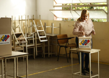 AME5482. CARACAS (VENEZUELA), 28/07/2024.- Una mujer vota este domingo, en un centro de votación en Caracas (Venezuela). Venezuela elegirá presidente en una jornada para la que están llamadas a las urnas más de 21 millones de personas. EFE/ Henry Chirinos