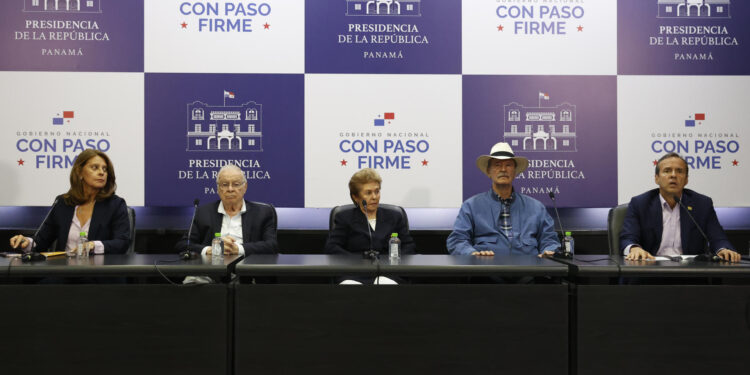 AMDEP4170. CIUDAD DE PANAMÁ (PANAMÁ), 26/07/2024.- Desde la izquierda, la ex vicepresidenta colombiana Martha Lucía Ramírez, y los expresidentes el costarricense Miguel Ángel Rodríguez, la panameña Mireya Moscoso, el mexicano Vicente Fox y el boliviano Jorge Quiroga durante una declaración este viernes, en la Ciudad de Panamá (Panamá). El mandatario panameño, José Raúl Mulino, informó que un avión de Copa Airlines que transportaba a la expresidenta panameña Mireya Moscoso y a otros expresidentes rumbo a Venezuela no les fue "permitido despegar desde (el aeropuerto) Tocumen mientras ellos se mantengan abordo, por el bloqueo del espacio aéreo venezolano. EFE/ Bienvenido Velasco