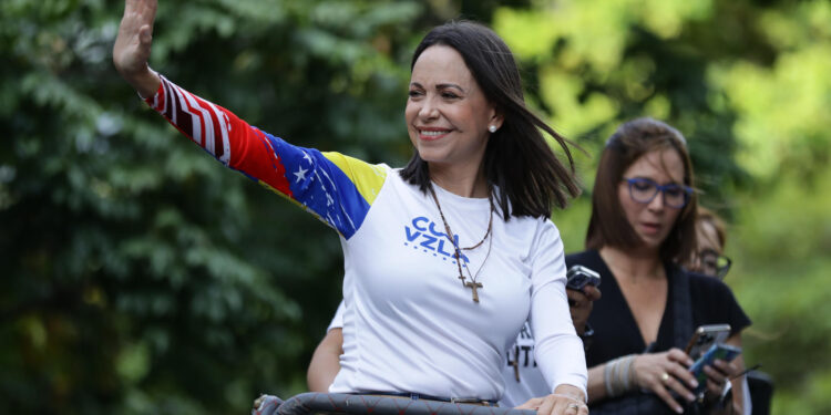 AME4770. CARACAS (VENEZUELA), 25/07/2024.- La líder opositora venezolana, María Corina Machado, saluda antes del cierre de campaña del candidato a la presidencia de Venezuela, Edmundo González Urrutia, este jueves, en Caracas (Venezuela). Venezuela celebra este 28 de julio unas elecciones presidenciales consideradas especialmente "decisivas". González Urrutia lidera la principal coalición antichavista -la Plataforma Unitaria Democrática (PUD). EFE/ Ronald Peña R.