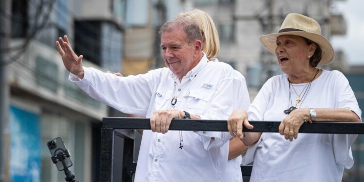 AME1670. VALENCIA (VENEZUELA), 13/07/2024.- El candidato presidencial, Edmundo González (i) junto a su esposa Mercedes López, saludan a simpatizantes durante un acto de campaña este sábado en la ciudad de Valencia, estado de Carabobo (Venezuela). Urrutia aseguró que va "con todo" a las presidenciales de este 28 de julio, tras encabezar una multitudinaria caravana en Valencia, capital del estado Carabobo (norte), que calificó de "apoteósica" y "extraordinaria". EFE/ Ronald Peña