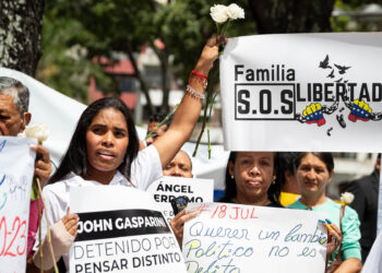 AME3100. CARACAS (VENEZUELA), 18/07/2024.- Familiares de presos sostienen carteles durante una protesta frente al Ministerio Público para exigir la liberación de presuntos presos políticos , este jueves, en Caracas (Venezuela). Familiares de "presos políticos" en Venezuela protestaron este jueves frente a la sede del Ministerio Público (MP, Fiscalía), en Caracas, contra las "condiciones inhumanas" que -denunciaron- reciben sus parientes en cárceles del país. EFE/ Ronald Peña