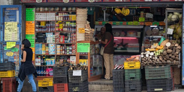 AME449. CARACAS (VENEZUELA), 09/07/2024.- Fotografía de un local comercial, el 8 de julio de 2024, en Caracas (Venezuela). La inflación en Venezuela, que en junio cayó hasta el 1 %, se ha desacelerado a raíz de una política para estabilizar el precio del dólar -divisa usada en el país para cotizar bienes y servicios-, para lo que también se han "sacrificado" salarios y créditos bancarios, advierten expertos. EFE/ Ronald Peña