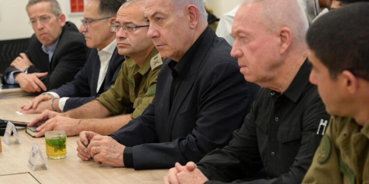 JERUSALÉN, 25/08/2024.- El primer ministro, Benjamín Netanyahu (3d), dirige las operaciones desde la base militar de Kirya, en Tel Aviv, junto con al ministro de Defensa, Yoav Galant (2d), quien declaró el estado de emergencia militar. Israel lanzó una serie de bombardeos en Líbano la madrugada de este domingo tras identificar que Hizbulá preparaba "un ataque extensivo contra Israel", algo que fue reconocido por la propia milicia chií. EFE/Oficina Primer Ministro de Israel/Maayan Tauf-SOLO USO EDITORIAL/SOLO DISPONIBLE PARA ILUSTRAR LA NOTICIA QUE ACOMPAÑA (CRÉDITO OBLIGATORIO)-