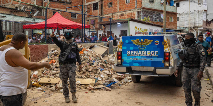 AME9852. CARACAS (VENEZUELA), 12/08/2024.- Un vehículo del Cuerpo de Investigaciones Científicas Penales y Criminalistas llega a la zona donde se derrumbó un edificio de tres pisos este lunes, en el barrio Unión de Petare en Caracas (Venezuela). Al menos seis personas perdieron la vida y otras 22 sufrieron lesiones debido al derrumbe de una edificación de tres plantas -en las que vivían varias familias-, ubicada en la barriada caraqueña de Petare, la mayor favela de Venezuela, confirmó el Gobierno, mientras los cuerpos de rescate siguen en la búsqueda de sobrevivientes bajo los escombros. EFE/ Henry Chirinos