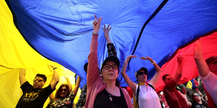 MEX00. CIUDAD DE MÉXICO (MÉXICO), 03/08/2024.- Venezolanos participan de una manifestación en rechazo a los resultados del Consejo Nacional Electoral (CNE), en las elecciones presidenciales del domingo que dieron como ganador a el presidente de Venezuela Nicolás Maduro, este sábado en la Ciudad de México (México). EFE/ José Méndez