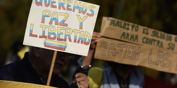 AME1230. BUENOS AIRES (ARGENTINA), 17/08/2024.- Ciudadanos venezolanos que residen en Argentina muestran carteles durante una protesta este sábado, para rechazar los resultados de las elecciones celebradas el 28 julio, en Buenos Aires (Argentina). EFE/ Matias Martin Campaya