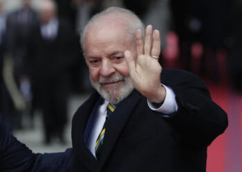 AME8229. SANTIAGO (CHILE), 05/08/2024.- El presidente de Brasil, Luiz Inácio Lula da Silva, saluda a su llegada al Palacio de La Moneda este lunes, en Santiago (Chile). Lula da Silva realiza una visita de Estado a Chile donde firmará acuerdos bilaterales. EFE/ Elvis González