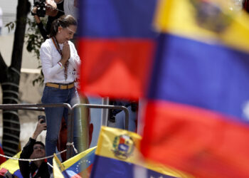 AME7680. CARACAS (VENEZUELA), 03/08/2024.- La líder opositora de Venezuela María Corina Machado habla durante una protesta en rechazo a los resultados oficiales de las elecciones presidenciales -que dan la victoria al presidente Nicolás Maduro-, este sábado en Caracas (Venezuela). Sobre un camión, Machado llegó a la manifestación en una zona del este de Caracas, junto a los antichavistas Delsa Solórzano, Juan Pablo Guanipa, María Beatriz Martínez, Biagio Pilieri y Williams Dávila, todos miembros de partidos que conforman la mayor coalición antichavista, Plataforma Unitaria Democrática (PUD). Hasta el momento no se ha confirmado la presencia del candidato de la coalición, Edmundo González Urrutia. EFE/ Henry Chirinos