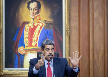 AME6986. CARACAS (VENEZUELA), 08/08/2024.- Fotografía de archivo del 31 de julio de 2024 del presidente de Venezuela, Nicolás Maduro, durante una rueda de prensa en el Palacio de Miraflores en Caracas (Venezuela). ¿Será que se puede establecer una relación con una App? Pues en medio de la compleja realidad que vive Venezuela tras las elecciones del 28 de julio vemos que sí. En uno de sus arranques, el presidente Nicolás Maduro aseguró que por Whatsapp están amenazando a la familia militar venezolana, a toda la oficialidad, por Whatsapp están amenazando a la familia policial, por Whatsapp están amenazando a los líderes de calle, de comunidad, por Whatsapp están amenazando a todo aquel que no se pronuncie a favor del fascismo". Este es el clic tecnológico principal de la semana en América. EFE/ Ronald Peña R.