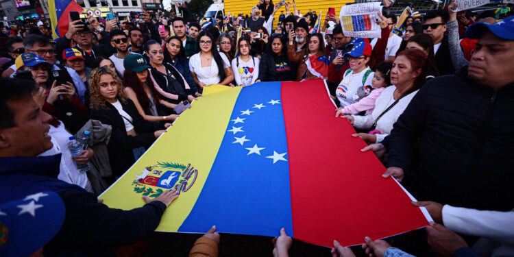 AME7776. BUENOS AIRES (ARGENTINA), 03/08/2024.- Venezolanos participan de una manifestación en rechazo a los resultados del Consejo Nacional Electoral (CNE), en las elecciones presidenciales del domingo que dieron como ganador a el presidente de Venezuela Nicolás Maduro, este sábado en el Obelisco, en la ciudad de Buenos Aires (Argentina). Cientos de manifestantes se agolparon alrededor del Obelisco de Buenos Aires enarbolando banderas venezolanas y portando carteles que piden "Venezuela libre", "basta de dictadura", "justicia y libertad", "nadie dijo que sería fácil" o "prohibido rendirse".EFE/ STR