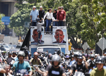 AME1187. CARACAS (VENEZUELA), 17/08/2024.- La líder de la oposición venezolana María Corina Machado (c) asiste a una movilización este sábado, en Caracas (Venezuela). Miles de opositores venezolanos se movilizan este sábado en las principales ciudades del país, en defensa de "la verdad" de las presidenciales del pasado 28 de julio, en las que la mayor coalición opositora asegura que ganó su abanderado, Edmundo González Urrutia, pese al resultado oficial que dio el triunfo al mandatario, Nicolás Maduro. EFE/ Miguel Gutiérrez