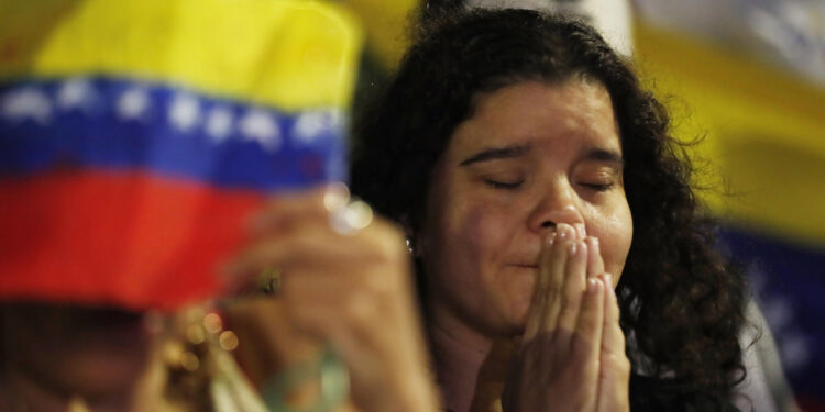 AME7020. CALI (COLOMBIA), 31/07/2024.- Una ciudadana venezolana participa en una protesta tras las elecciones presidenciales del domingo en las que el Consejo Nacional Electoral (CNE) dio como ganador a Nicolás Maduro, este miércoles en Cali (Colombia). EFE/ Ernesto Guzman Jr