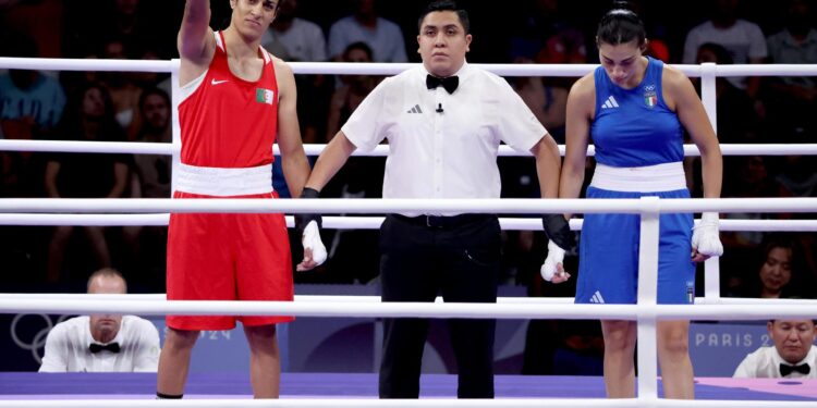 Villepinte (France), 01/08/2024.- Imane Khelif (L) of Algeria is declared winner aber Angela Carini of Italy abandoned their bout in the Women 66kg preliminaries round of 16 against Imane Khelif of the Boxing competitions in the Paris 2024 Olympic Games, at the North Paris Arena in Villepinte, France, 01 August 2024. (Francia, Italia) EFE/EPA/YAHYA ARHAB