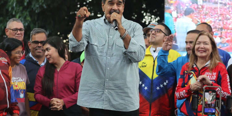 AME4032. CARACAS (VENEZUELA), 28/08/2024.- El presidente de Venezuela, Nicolás Maduro, habla a sus seguidores este miércoles en Caracas (Venezuela). Maduro pidió al mundo respetar su victoria en las elecciones del 28 de julio, que no ha sido reconocida por numerosos países, toda vez que la principal coalición opositora, la Plataforma Unitaria Democrática (PUD), denunció fraude y se dice victoriosa en la contienda. EFE/ Miguel Gutiérrez