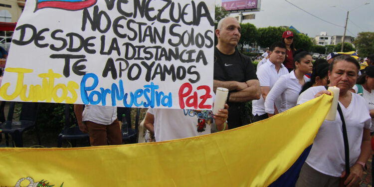 AME7888. CÚCUTA (COLOMBIA), 03/08/2024.- Venezolanos participan de una manifestación en rechazo a los resultados del Consejo Nacional Electoral (CNE), en las elecciones presidenciales del domingo que dieron como ganador al presidente de Venezuela Nicolás Maduro, este sábado en Cúcuta (Colombia). EFE/ Mario Caicedo