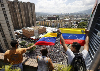 AME1207. CARACAS (VENEZUELA), 17/08/2024.- Seguidores de la líder de la oposición venezolana María Corina Machado agitan banderas en una concentración este sábado, en Caracas (Venezuela). Machado reapareció en público para participar en la concentración contra el resultado oficial de las presidenciales que -asegura- ganó el abanderado de la mayor coalición opositora, Edmundo González Urrutia, pese a que el Consejo Nacional Electoral (CNE) otorgó el triunfo a Nicolás Maduro. EFE/ Miguel Gutiérrez