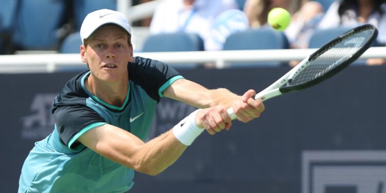 Mason (United States), 20/08/2023.- Jannick Sinner of Italy in action against Andrey Rublev of Russia during the quarter final round of the Cincinnati Open at the Lindner Family Tennis Center in Mason Ohio, USA, 17 August 2024. (Tenis, Italia, Rusia) EFE/EPA/MARK LYONS