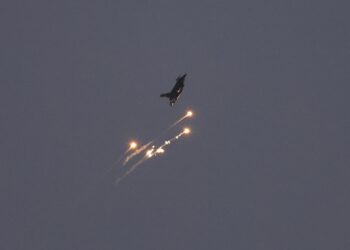 Kiryat Shmona (Israel), 25/08/2024.- An Israeli fighter jet ejects flares over an area near the Lebanon-Israel border, as seen from northern Israel, 25 August 2024. The Israeli military stated that Israeli Air Force fighter jets are currently striking targets belonging to the Hezbollah organization that posed an imminent threat to the citizens of the State of Israel. (Líbano, Hizbulá/Hezbolá) EFE/EPA/ATEF SAFADI