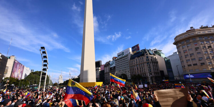 AME7776. BUENOS AIRES (ARGENTINA), 03/08/2024.- Venezolanos participan de una manifestación en rechazo a los resultados del Consejo Nacional Electoral (CNE), en las elecciones presidenciales del domingo que dieron como ganador a el presidente de Venezuela Nicolás Maduro, este sábado en el Obelisco, en la ciudad de Buenos Aires (Argentina). Cientos de manifestantes se agolparon alrededor del Obelisco de Buenos Aires enarbolando banderas venezolanas y portando carteles que piden "Venezuela libre", "basta de dictadura", "justicia y libertad", "nadie dijo que sería fácil" o "prohibido rendirse".EFE/ STR