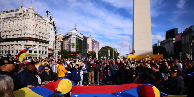 AME7776. BUENOS AIRES (ARGENTINA), 03/08/2024.- Venezolanos participan de una manifestación en rechazo a los resultados del Consejo Nacional Electoral (CNE), en las elecciones presidenciales del domingo que dieron como ganador a el presidente de Venezuela Nicolás Maduro, este sábado en el Obelisco, en la ciudad de Buenos Aires (Argentina). Cientos de manifestantes se agolparon alrededor del Obelisco de Buenos Aires enarbolando banderas venezolanas y portando carteles que piden "Venezuela libre", "basta de dictadura", "justicia y libertad", "nadie dijo que sería fácil" o "prohibido rendirse".EFE/ STR