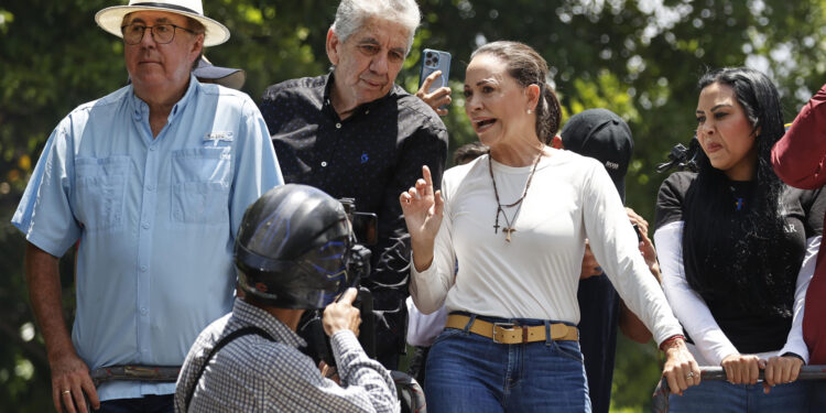 AME1186. CARACAS (VENEZUELA), 17/08/2024.- La líder de la oposición venezolana María Corina Machado (d) asiste a una movilización este sábado, en Caracas (Venezuela). Miles de opositores venezolanos se movilizan este sábado en las principales ciudades del país, en defensa de "la verdad" de las presidenciales del pasado 28 de julio, en las que la mayor coalición opositora asegura que ganó su abanderado, Edmundo González Urrutia, pese al resultado oficial que dio el triunfo al mandatario, Nicolás Maduro. EFE/ Miguel Gutiérrez