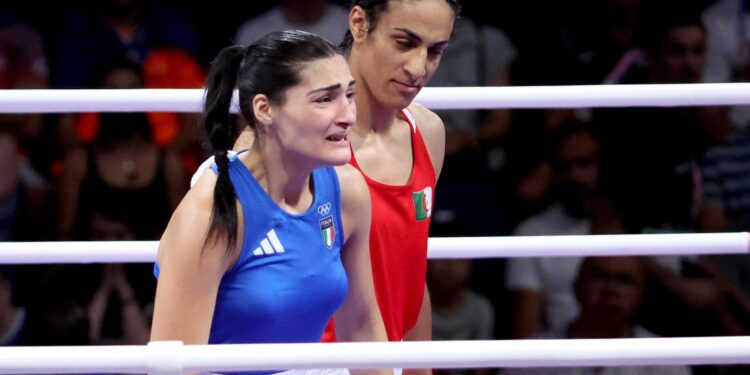 Villepinte (France), 01/08/2024.- Angela Carini (L) of Italy abandons her bout in the Women 66kg preliminaries round of 16 against Imane Khelif of the Boxing competitions in the Paris 2024 Olympic Games, at the North Paris Arena in Villepinte, France, 01 August 2024. (Francia, Italia) EFE/EPA/YAHYA ARHAB