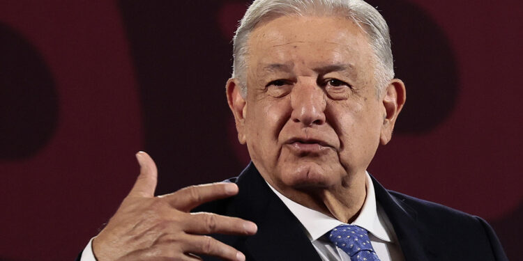 MEX5206. CIUDAD DE MÉXICO (MÉXICO), 08/08/2024.- El presidente de México, Andrés Manuel López Obrador, habla en su rueda de prensa matutina, este jueves en el Palacio Nacional, en Ciudad de México (México). El presidente mexicano, Andrés Manuel López Obrador, ofreció este jueves más apoyo de su Gobierno, si continúa la crisis poselectoral de Venezuela tras la proclamada reelección de Nicolás Maduro, aunque pidió que no haya "intervencionismo" ni "imposición" del extranjero. EFE/ José Méndez