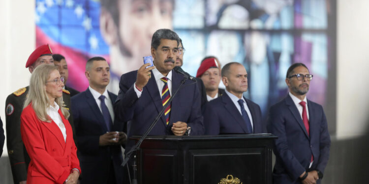 CARACAS (VENEZUELA) 09/08/2024.- Fotografía cedida por Prensa Miraflores del presidente de Venezuela, Nicolás Maduro (c), mientras habla durante una rueda de prensa en el Tribunal Supremo de Justicia, este miércoles en Caracas (Venezuela). El presidente de Venezuela, Nicolás Maduro, consideró este viernes "escandalosa" la ausencia del candidato de la oposición mayoritaria, Edmundo González Urrutia, en el proceso de revisión judicial de las elecciones del 28 de julio -cuyo resultado oficial dio la victoria al chavismo- que lleva adelante el Tribunal Supremo de Justicia (TSJ), a solicitud del mandatario. EFE/Prensa Miraflores/SOLO USO EDITORIAL/SOLO DISPONIBLE PARA ILUSTRAR LA NOTICIA QUE ACOMPAÑA (CRÉDITO OBLIGATORIO)