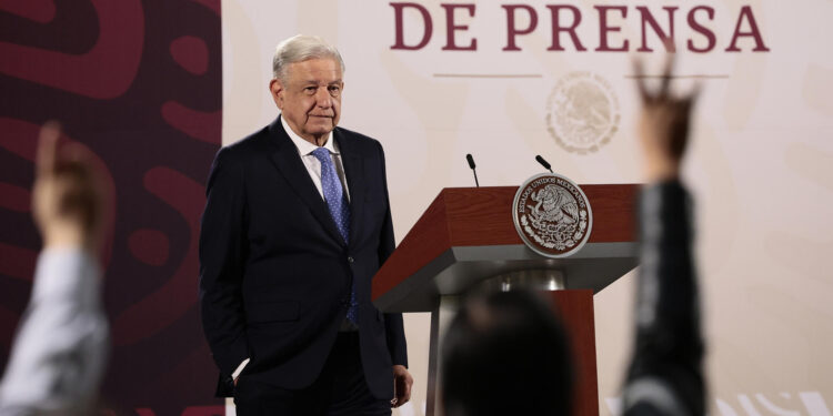 MEX5207. CIUDAD DE MÉXICO (MÉXICO), 08/08/2024.- El presidente de México, Andrés Manuel López Obrador, habla en su rueda de prensa matutina, este jueves en el Palacio Nacional, en Ciudad de México (México). Obrador ofreció más apoyo de su Gobierno, si continúa la crisis poselectoral de Venezuela tras la proclamada reelección de Nicolás Maduro, aunque pidió que no haya "intervencionismo" ni "imposición" del extranjero. EFE/ José Méndez