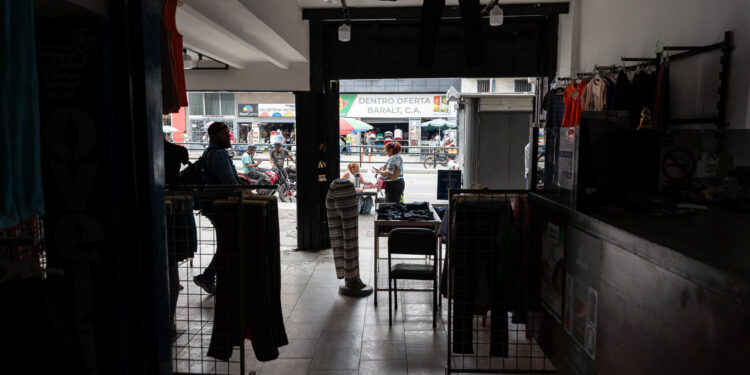 AME4564. CARACAS (VENEZUELA), 30/08/2024.- Fotografía de una tienda sin luz, este viernes en Caracas (Venezuela). El presidente de Venezuela, Nicolás Maduro, hizo un llamado a la "calma" ante un nuevo "ataque criminal" contra el sistema eléctrico nacional que, según el Gobierno, fue la causa del apagón nacional que se registró este viernes desde las 4:50 hora local (8:50 GMT). EFE/ Ronald Peña